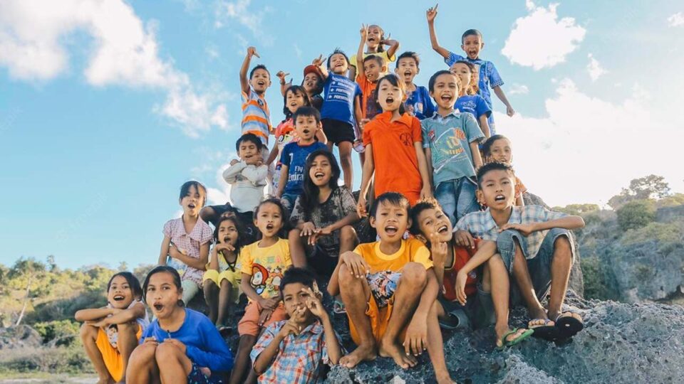 <Bantu Anak-anak Pemulung untuk Sekolah Kembali