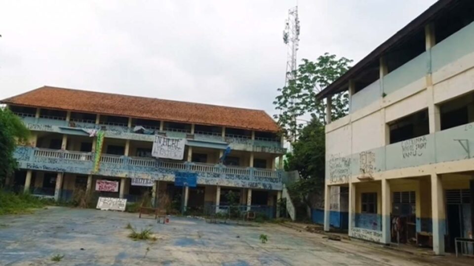 <Bangun Kembali Sekolah Terbengkalai