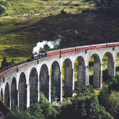 Kereta Api Melewati Jembatan Tinggi dan Hutan