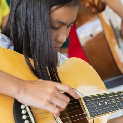 Siswa SekolahAne Berhasil Menguasai Gitar