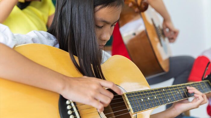Siswa SekolahAne Berhasil Menguasai Gitar