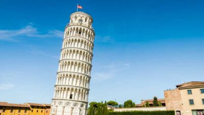 Melihat Menara Pisa yang Miring Tetapi Tidak Runtuh