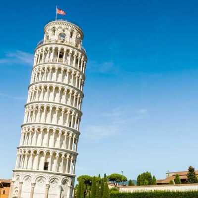 Melihat Menara Pisa yang Miring Tetapi Tidak Runtuh