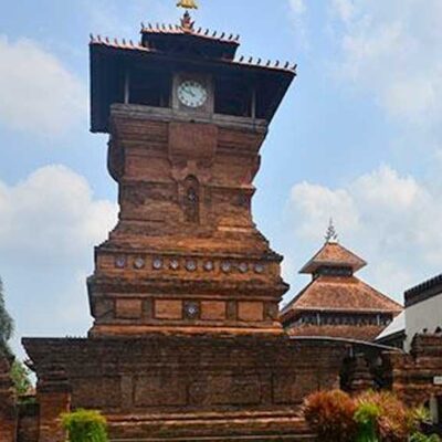 Kenapa Sunan Kudus Membangun Masjid Berwarna Merah?